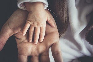 W jaki sposób wykonuje się badania ojcostwa, Jak duże musi być dziecko, żeby zrobić badania ojcostwa, Czy można wykonać dyskretne badania ojcostwa, Ile czasu oczekuje się na wyniki badania ojcostwa